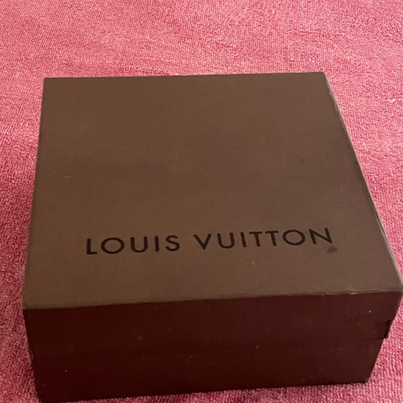 Louis Vuitton box with bow - Picture 6 of 14